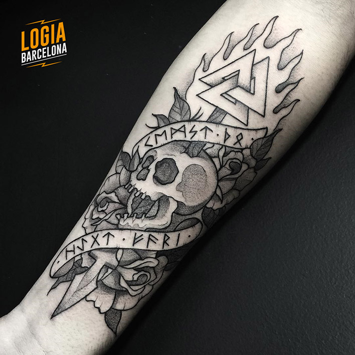 tatuaje_brazo_simbologia_blackwork_Dalmau_Tattoo_Logia_Barcelona